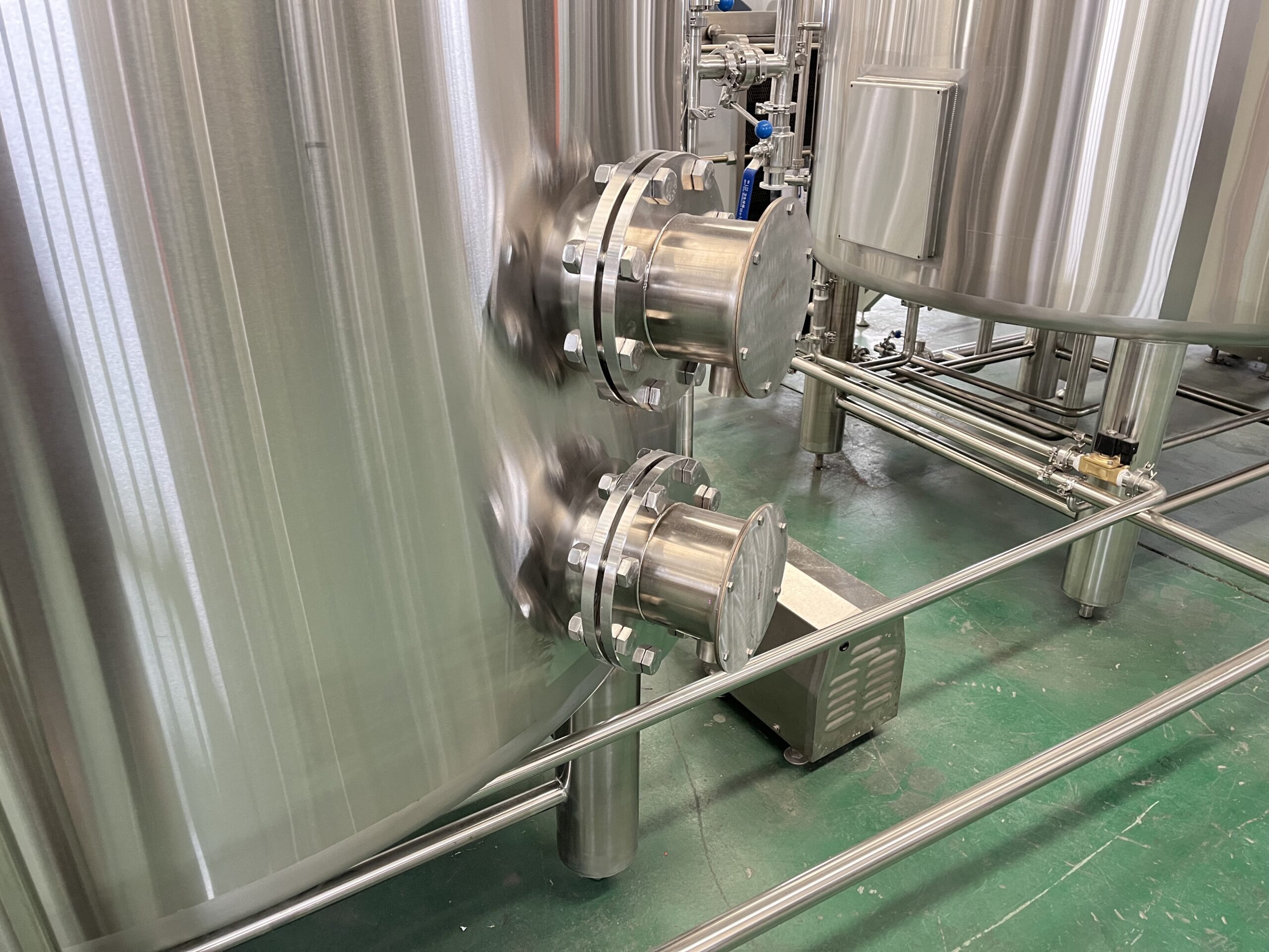 1 17 3 scaled Used 1000L 2 vessel Brewery Equipment