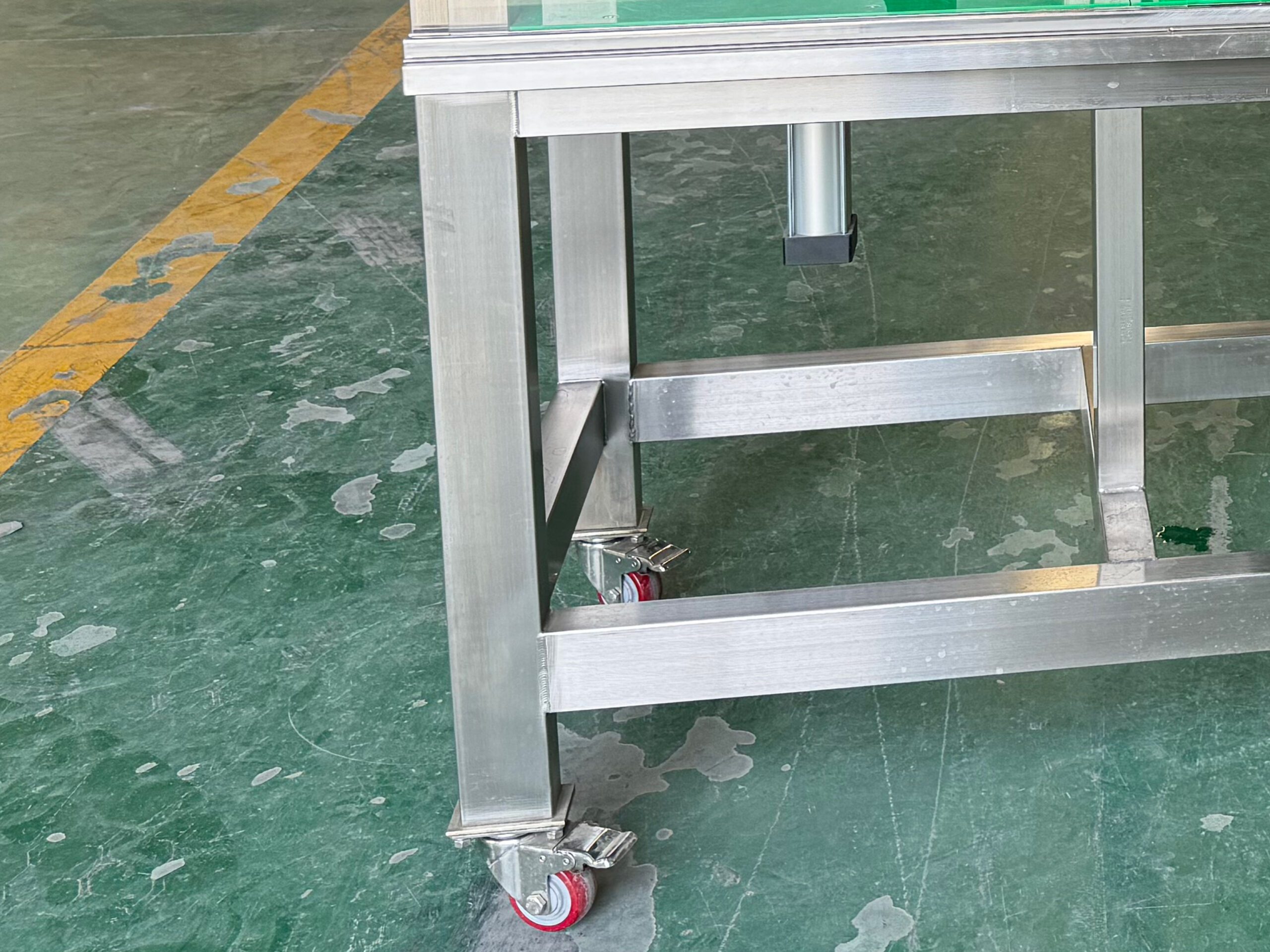 12 scaled Bottle&Can Filling, Capping & Sealing Integrated Machine