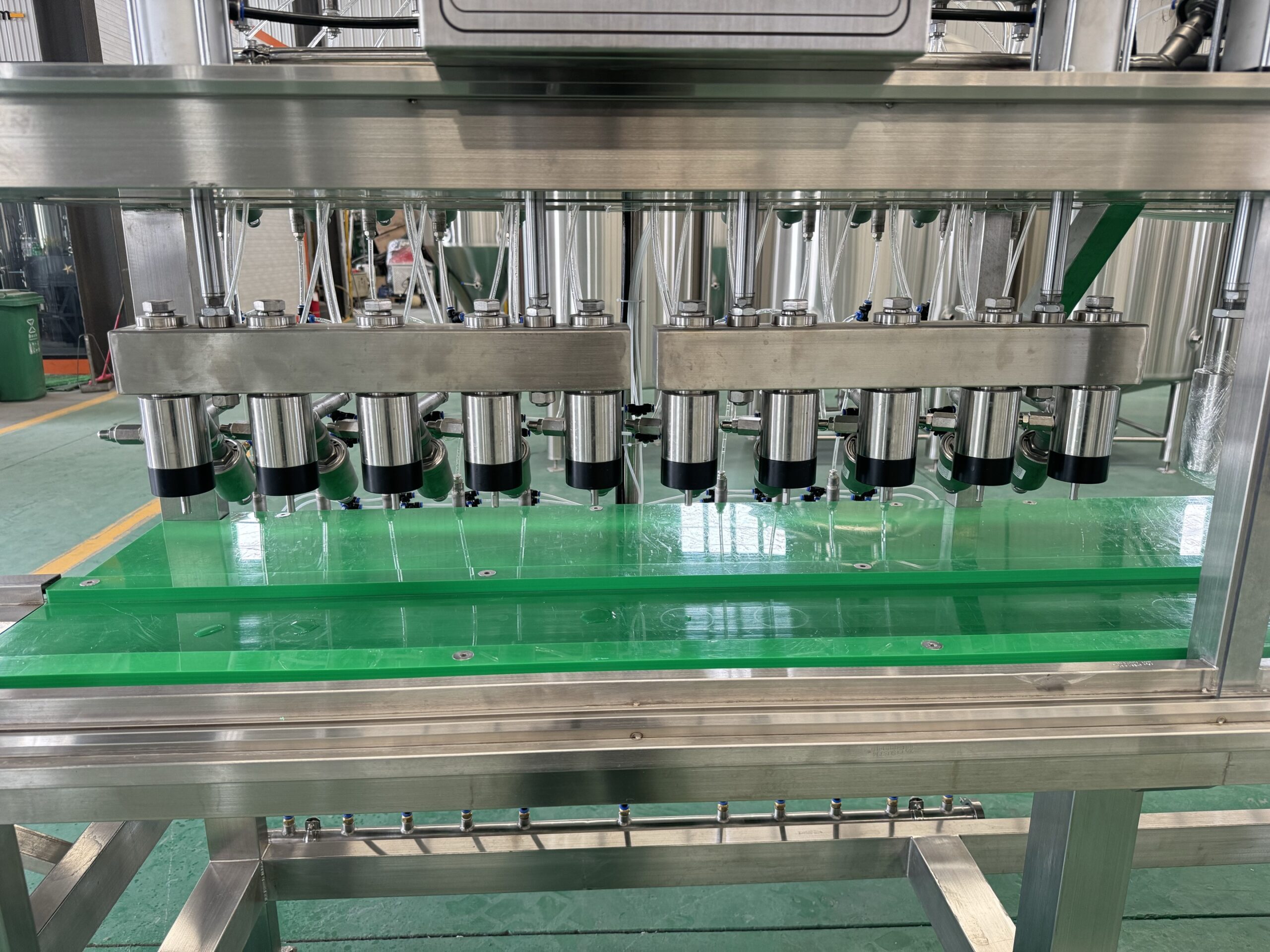 2 4 scaled Semi-Automatic 4/6/8/10 Head Bottle Filling & Capping Machine