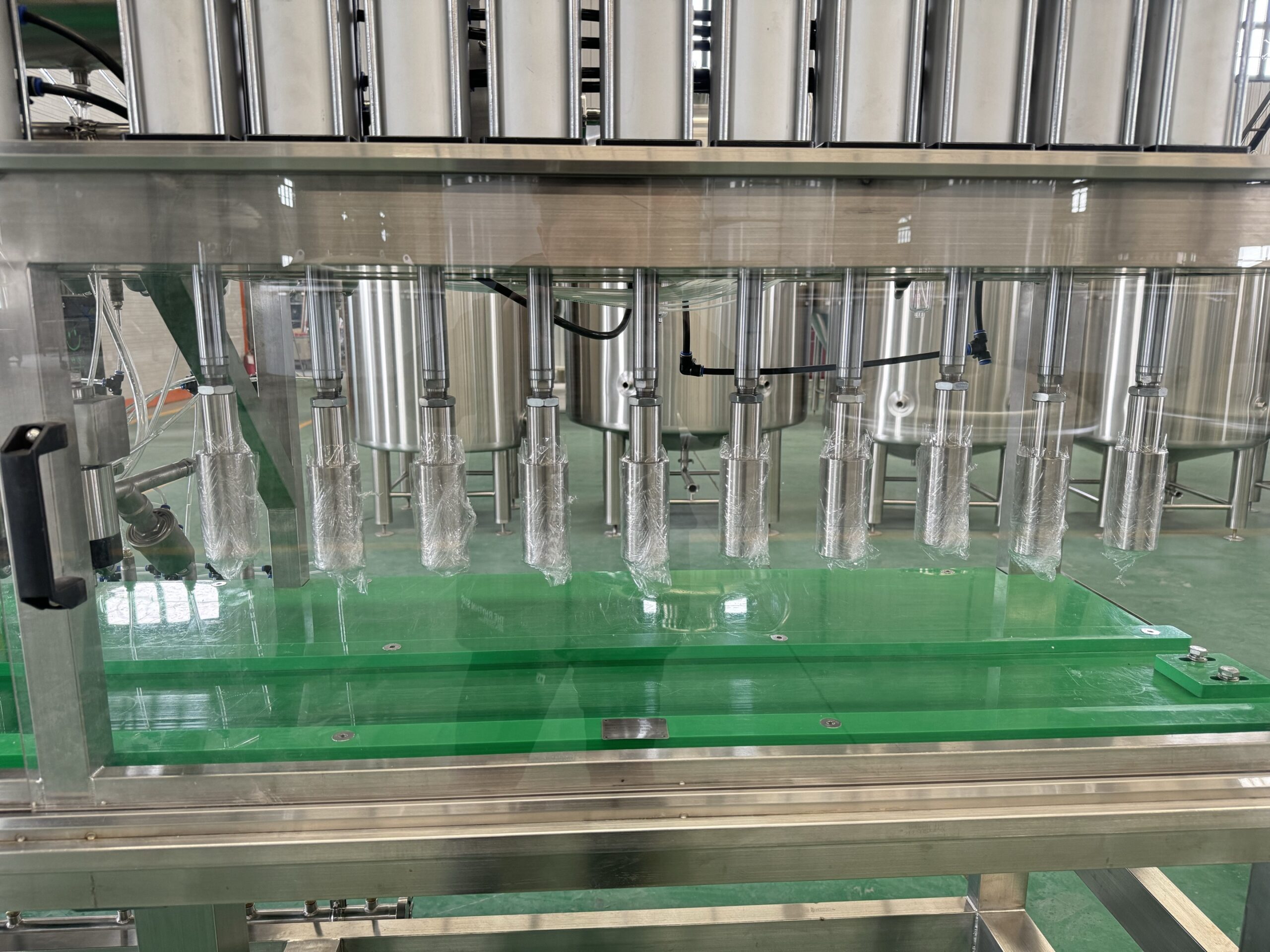 4 4 scaled Semi-Automatic 4/6/8/10 Head Bottle Filling & Capping Machine