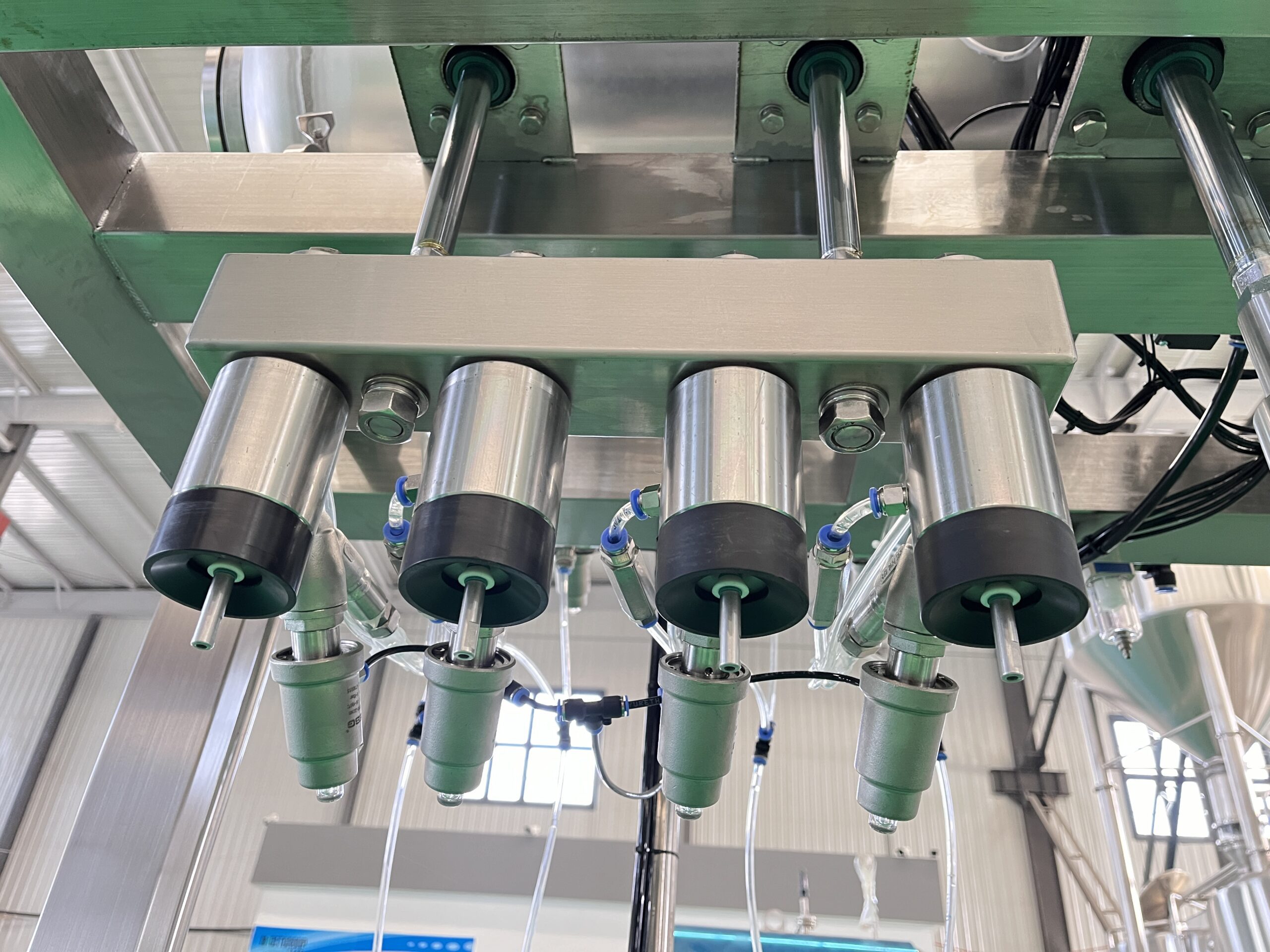 4头啤酒瓶罐装压盖机 11 scaled 4-Head Manual Bottle Filling and Capping Machine