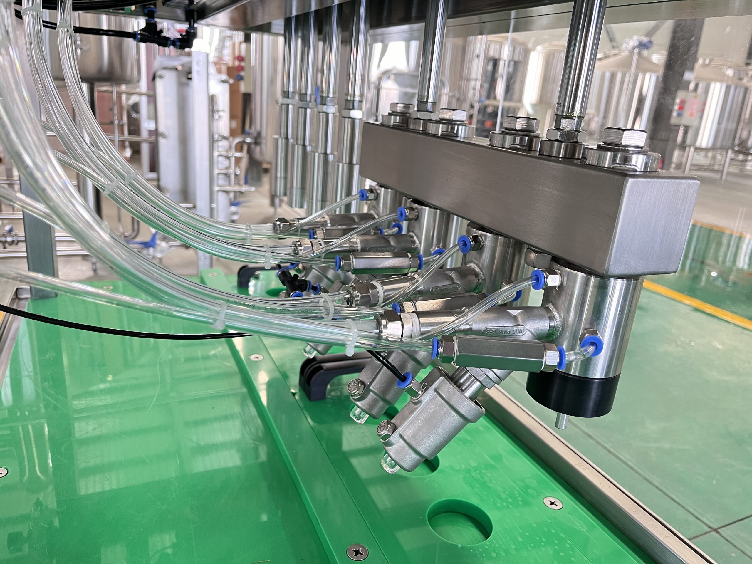 4头啤酒瓶罐装压盖机 8 scaled 2-Head Filling and Capping Machine