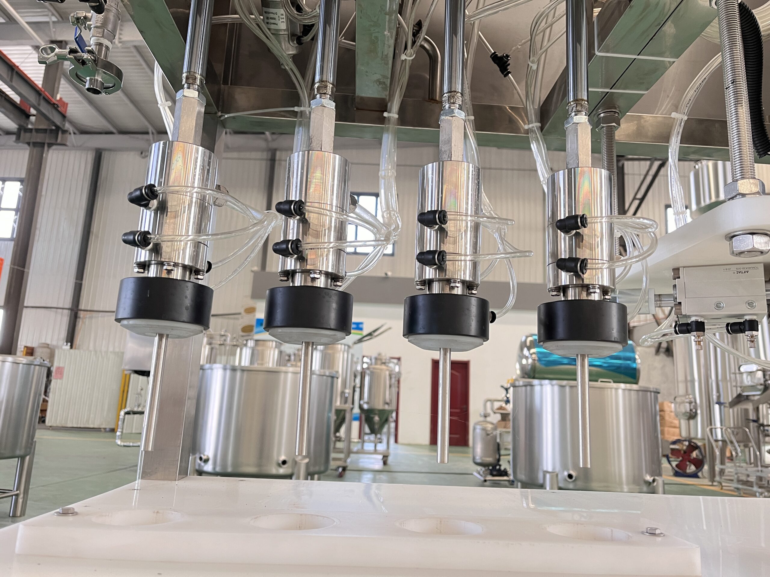 半自动易拉罐罐装封口机 5 scaled 4-Head, 6-Head, 8-Head, and 10-Head Filling Machines