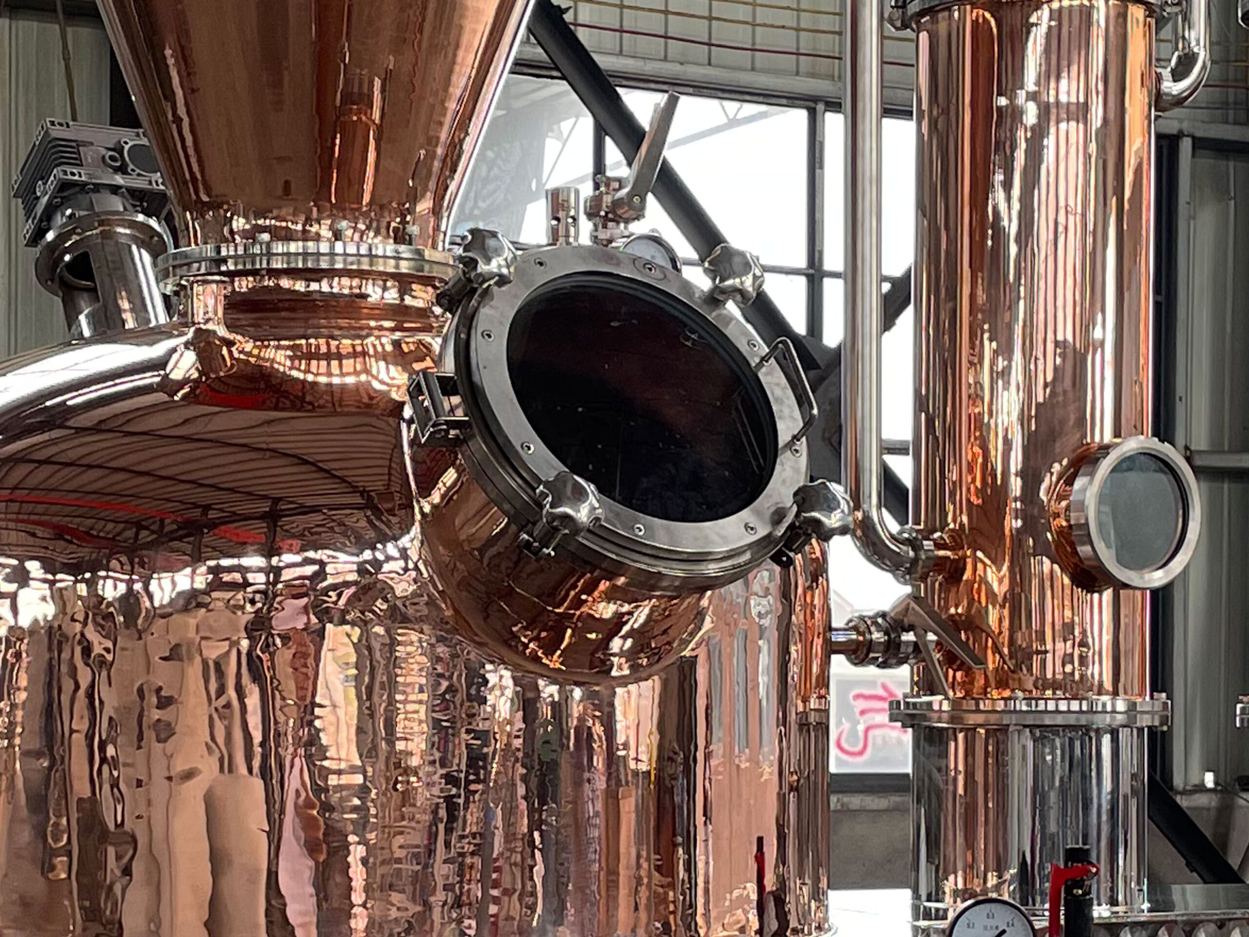 Distillery tank and spirit production equipment