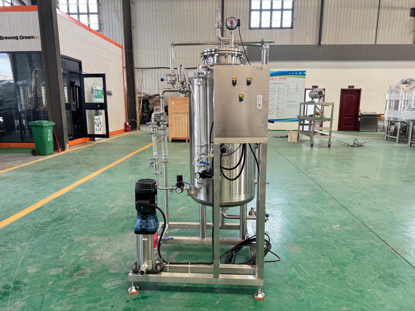 CO2 mixing machine for carbonated beverage production